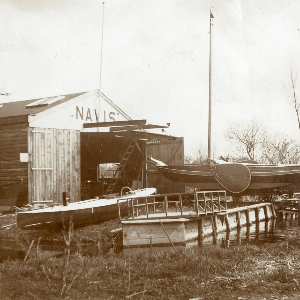 Een jachtwerf in Loosdrecht op een oude foto: rijscholen in Loosdrecht vergelijken