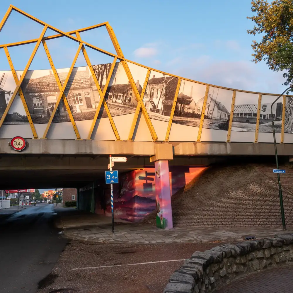 Een brug met een muurschildering in Maarheeze, waar je de rijscholen in Maarheeze kunt vergelijken