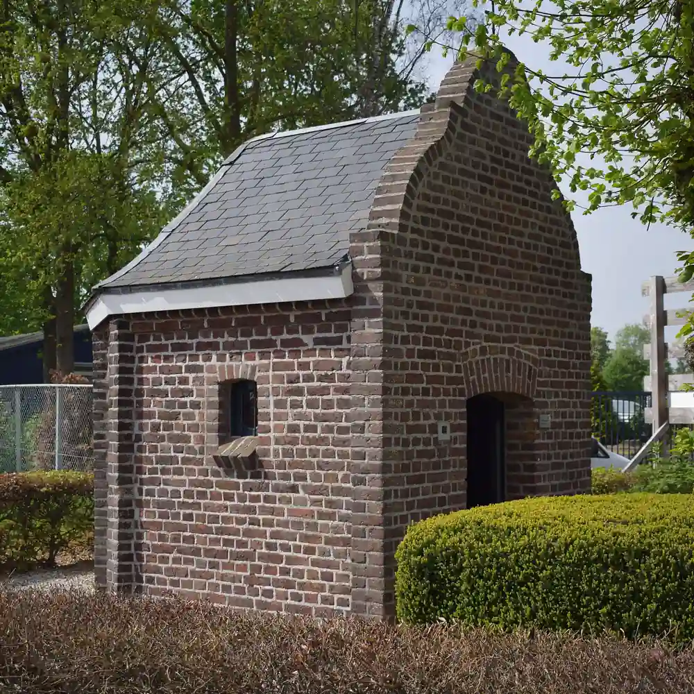 De Antonius van Paduakapel in Maasbree, waar je de rijscholen in Maasbree kunt vergelijken
