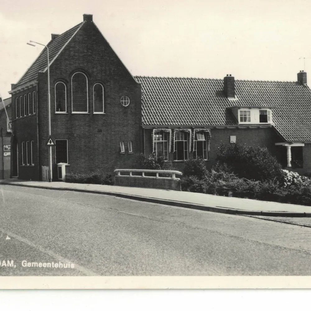 Het gemeentehuis van Maasdam, waar je de rijscholen in Maasdam kunt vergelijken