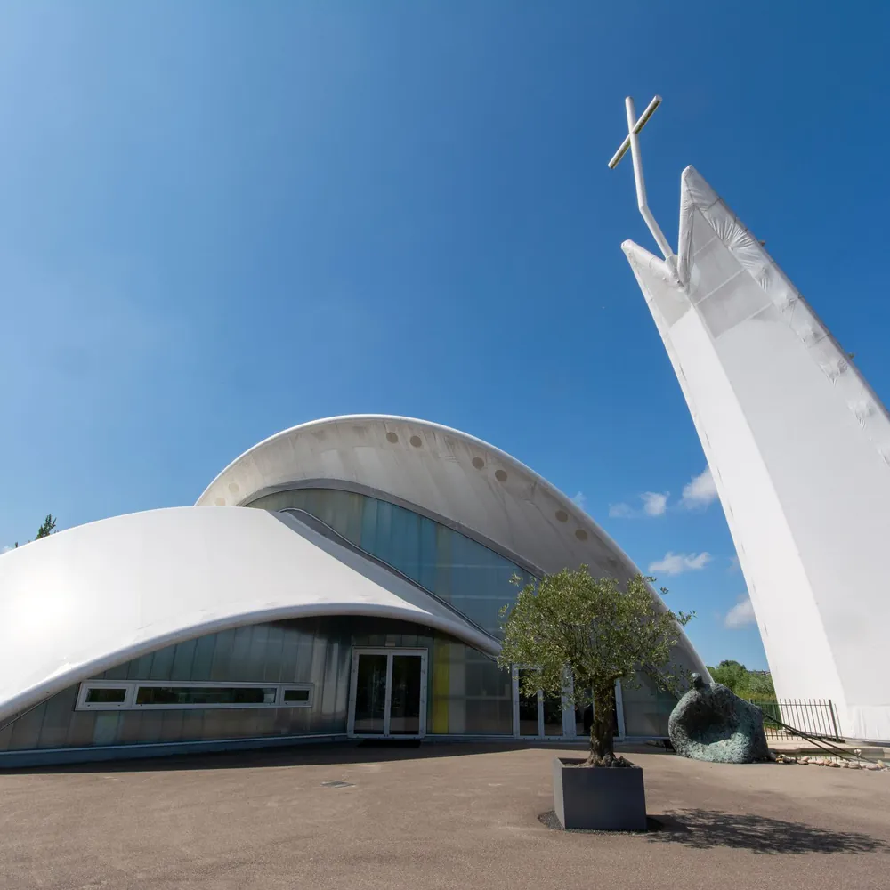 Een moderne kerk in Maassluis: alle rijscholen in Maassluis op een rij