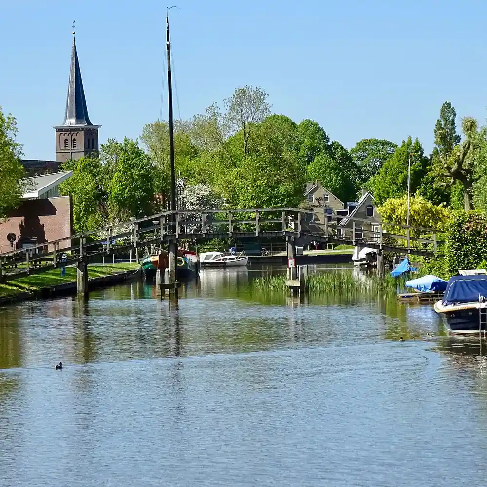 Gezicht op Mantgum aan het water: rijscholen in Mantgum vergelijken