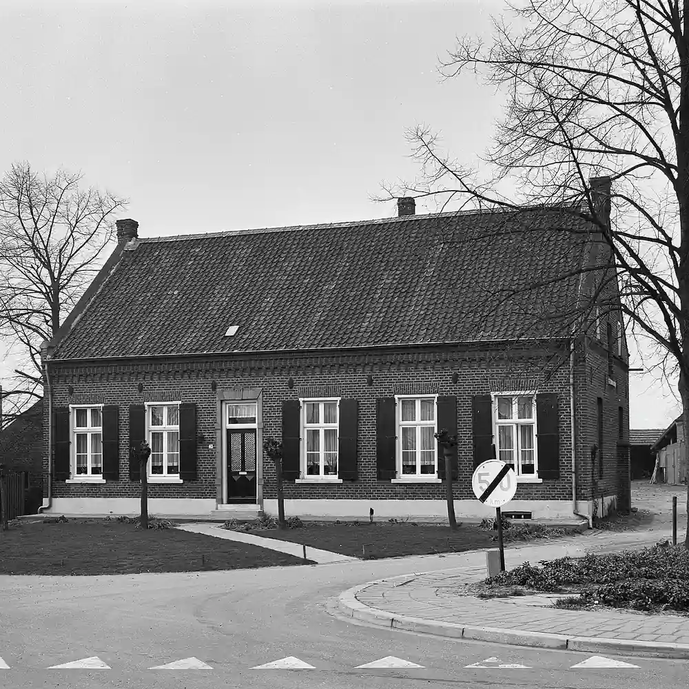 Een boerderij in Meerlo op een oude foto: alle rijscholen in Meerlo op een rij