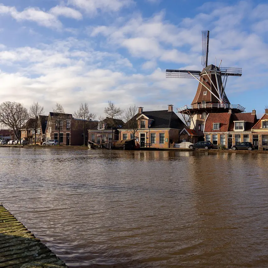 Een molen aan het water in Meppel, waar je de rijscholen in Meppel kunt vergelijken