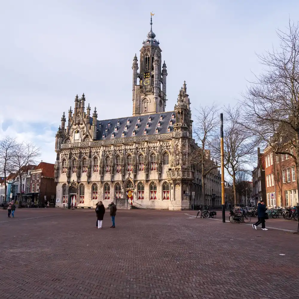 Het stadhuis van Middelburg: rijscholen in Middelburg vergelijken