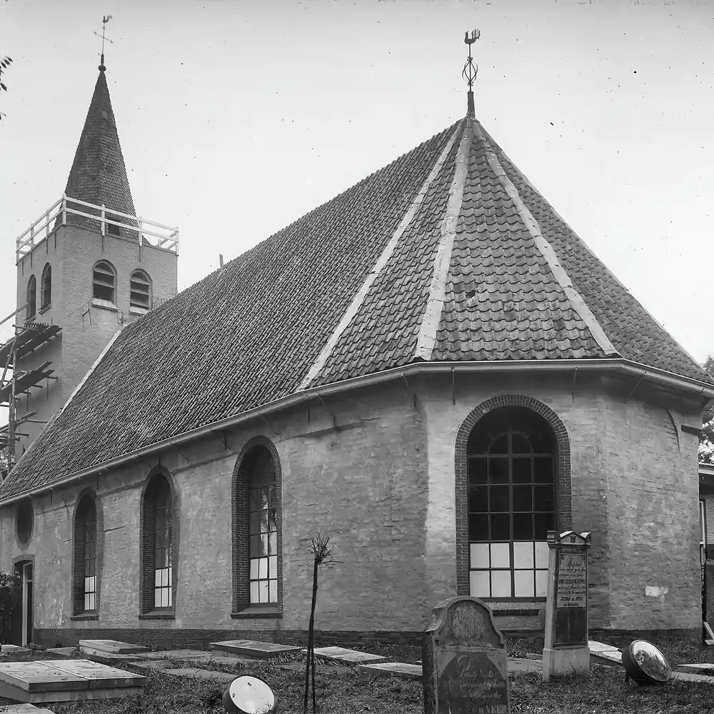 De kerk van Midlum op een oude foto, waar je de rijscholen in Midlum kunt vergelijken