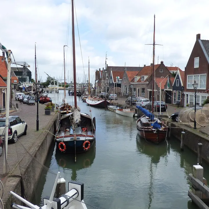 De haven van Monnickendam: vergelijk de rijscholen in Monnickendam