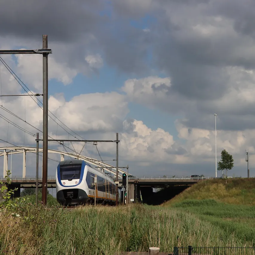 Een trein bij Moordrecht: vergelijk de rijscholen in Moordrecht