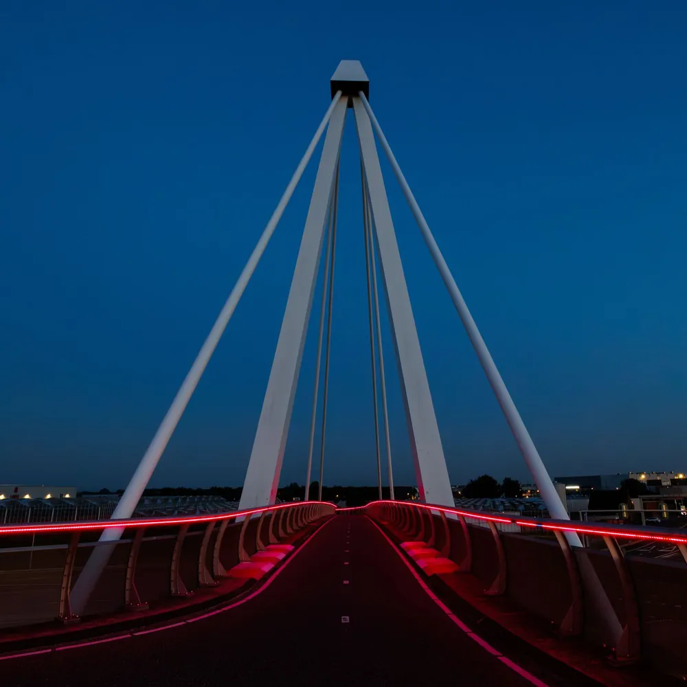 Een moderne brug bij Naaldwijk bij avond: alle rijscholen in Naaldwijk op een rij