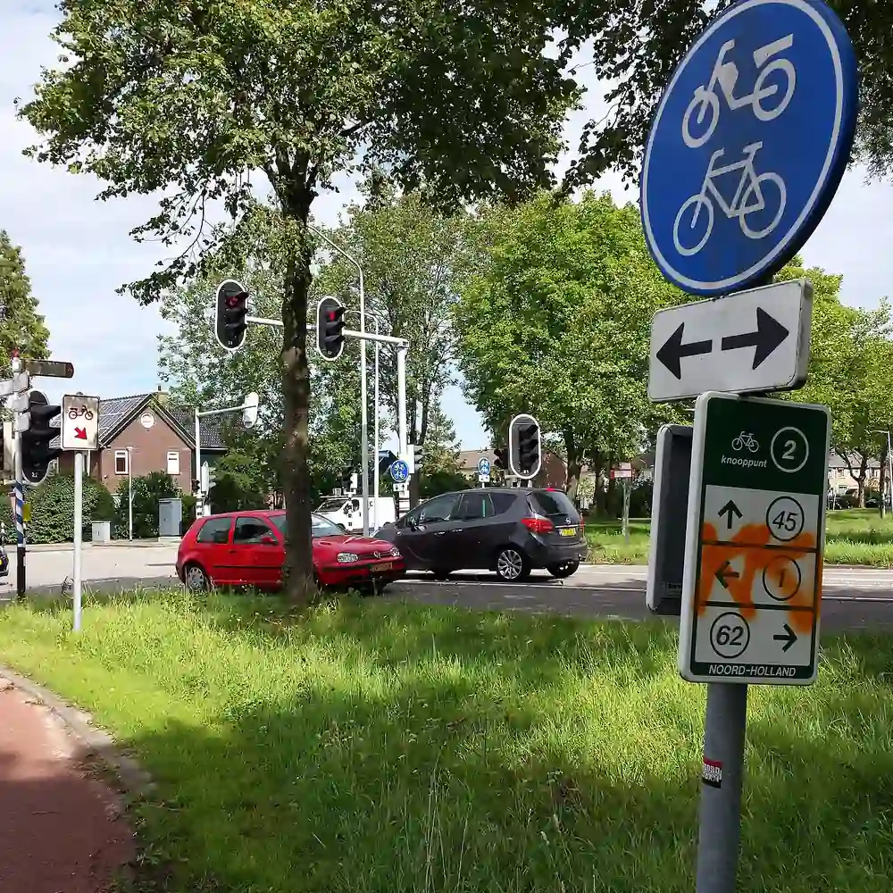 Fietspadbord en knooppuntbord bij een kruising in Nieuw-Vennep: alle rijscholen in Nieuw-Vennep op een rij