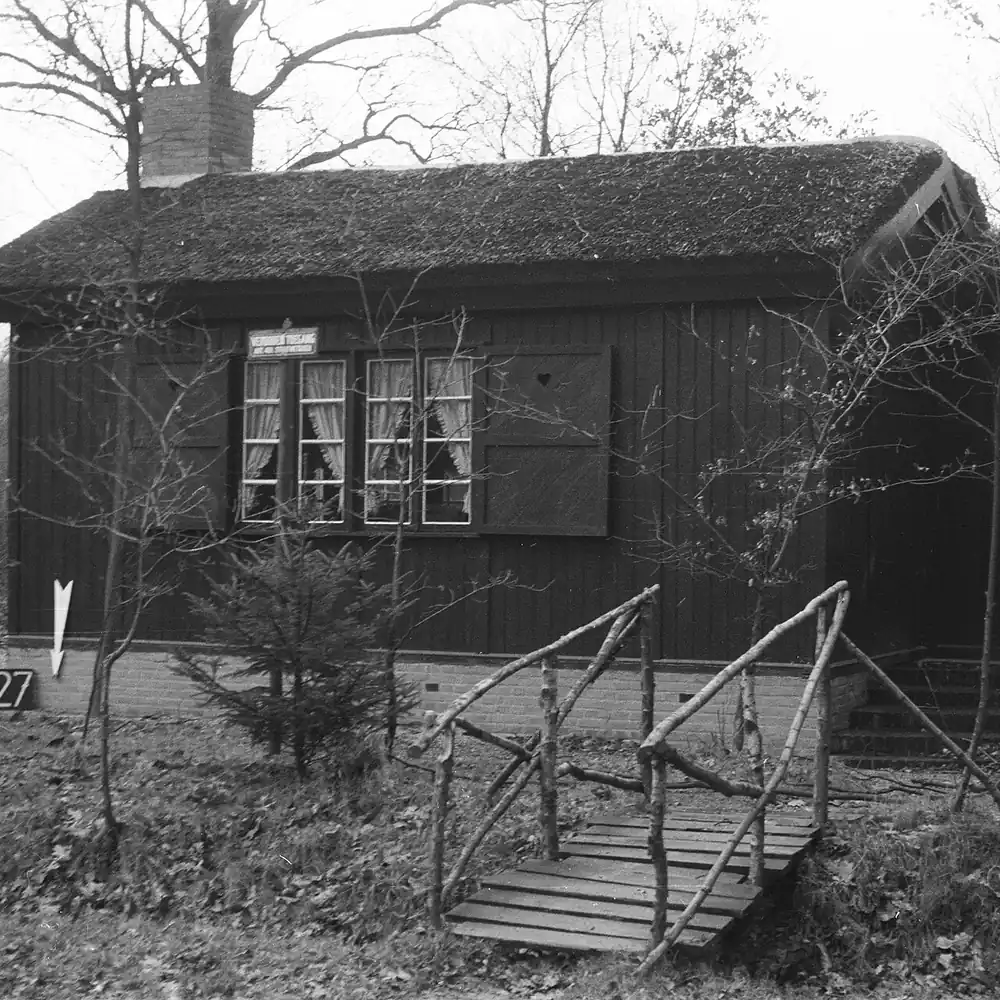 Een houten huisje in Nieuwstadt op een oude foto: vergelijk de rijscholen in Nieuwstadt