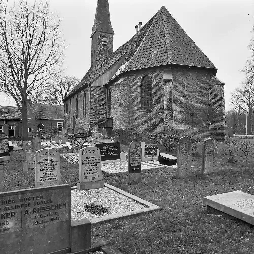 De kerk van Nijeveen op een oude foto: alle rijscholen in Nijeveen op een rij