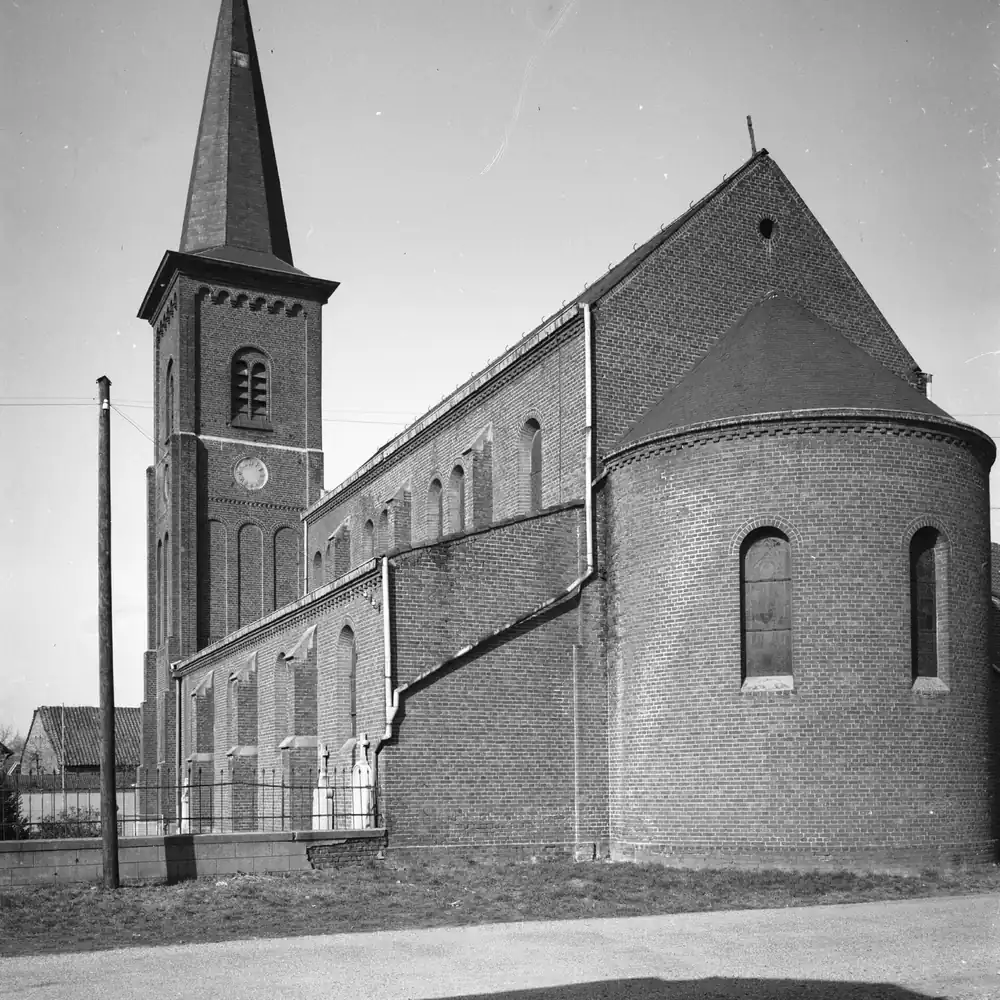 De kerk van Obbicht op een oude foto: rijscholen in Obbicht vergelijken
