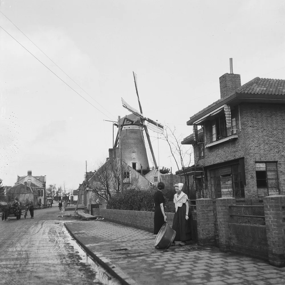De Kanaalstraat met molen in Oost-Souburg op een oude foto: rijscholen in Oost-Souburg vergelijken