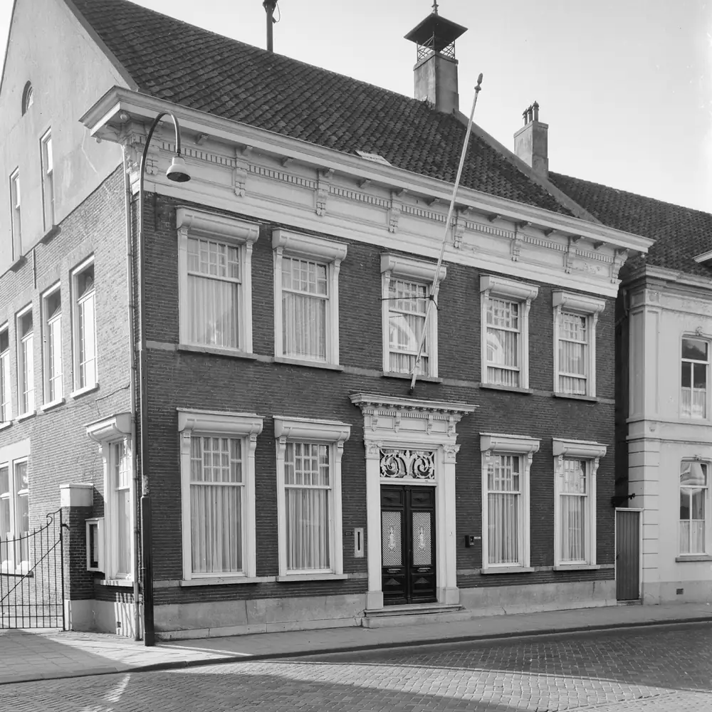 Een huis aan de Dorpsstraat in Oud Gastel: vergelijk de rijscholen in Oud Gastel