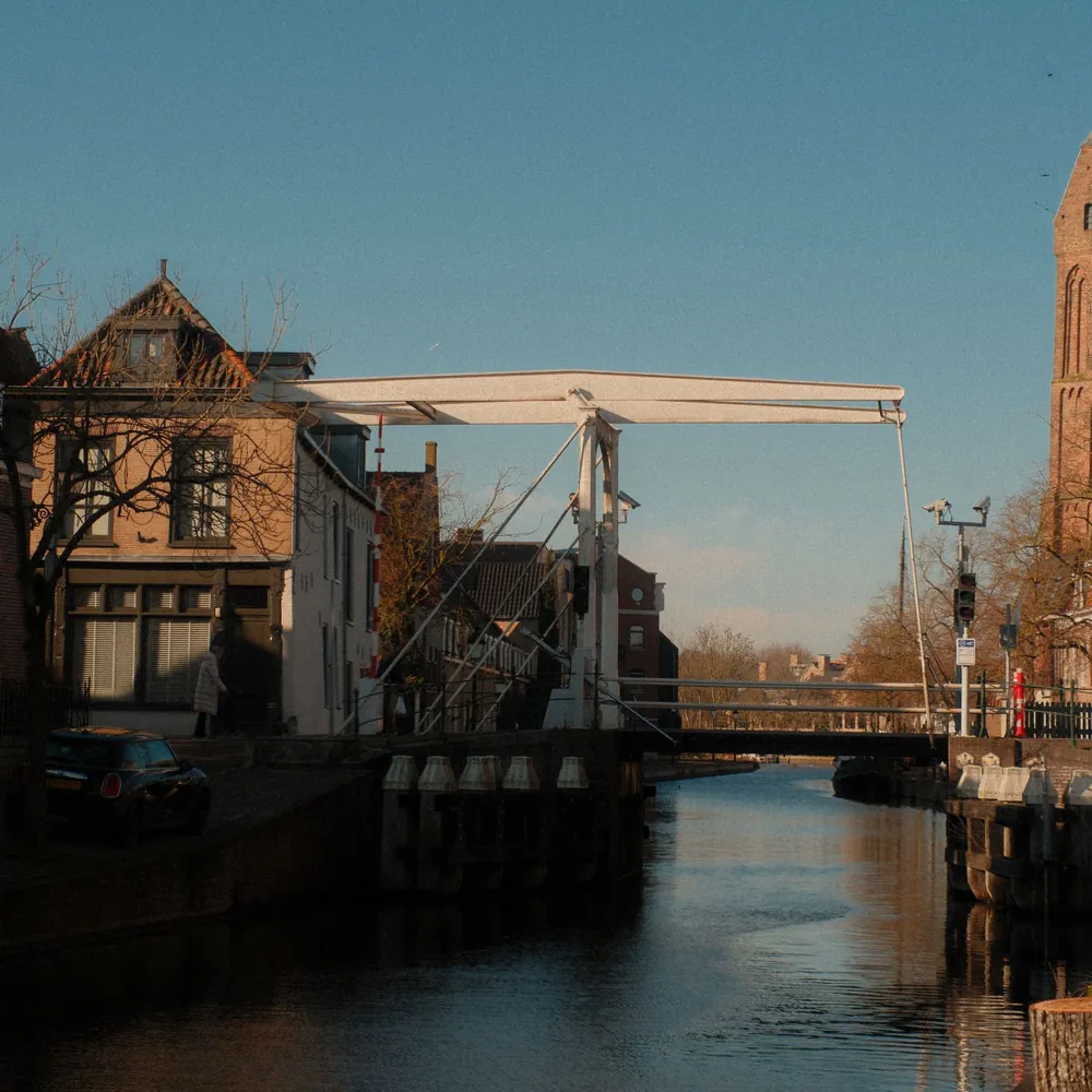 Een gracht met de kerk van Oudewater, waar je de rijscholen in Oudewater kunt vergelijken