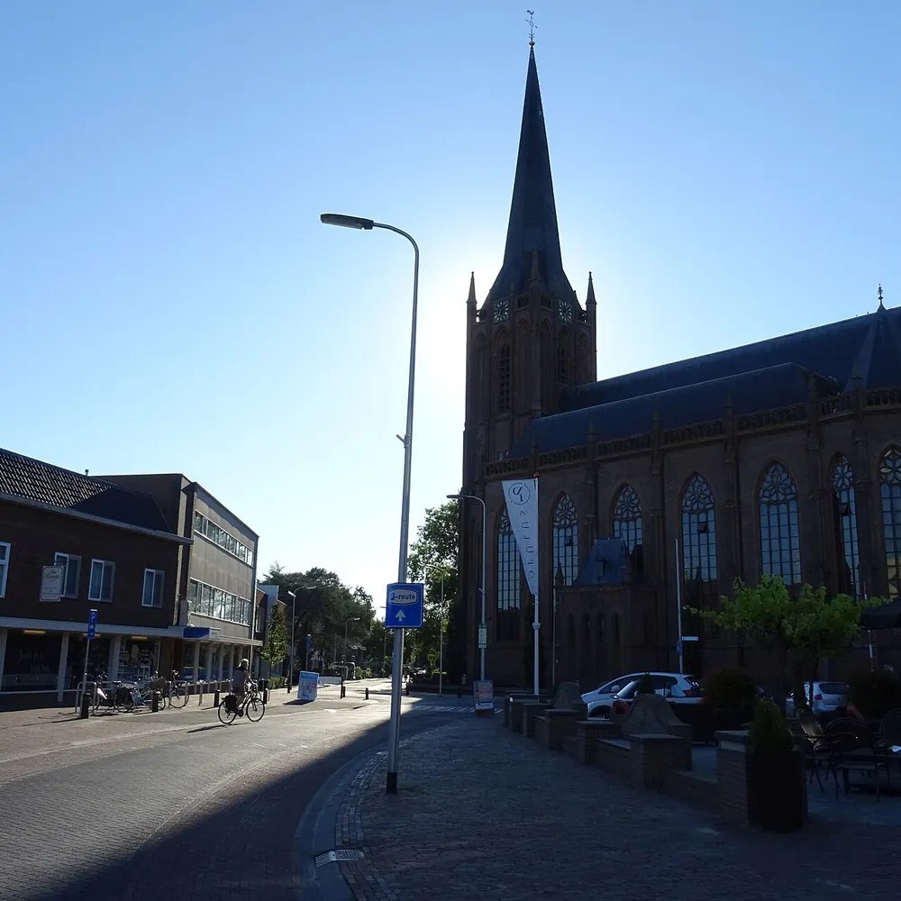 Een straat met de kerk in Raalte, waar je de rijscholen in Raalte kunt vergelijken