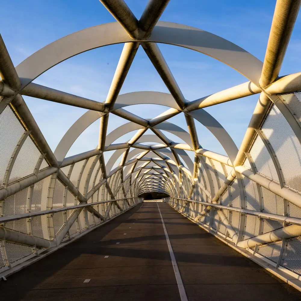 Een moderne fietsbrug in Rhoon: vergelijk de rijscholen in Rhoon