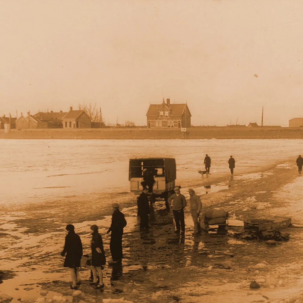 Het Nieuwe Veer bij Ridderkerk op een oude foto, waar je de rijscholen in Ridderkerk kunt vergelijken