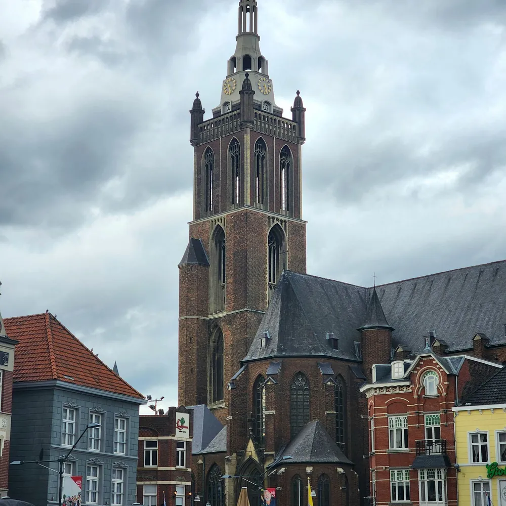De Sint-Christoffelkathedraal in Roermond: rijscholen in Roermond vergelijken