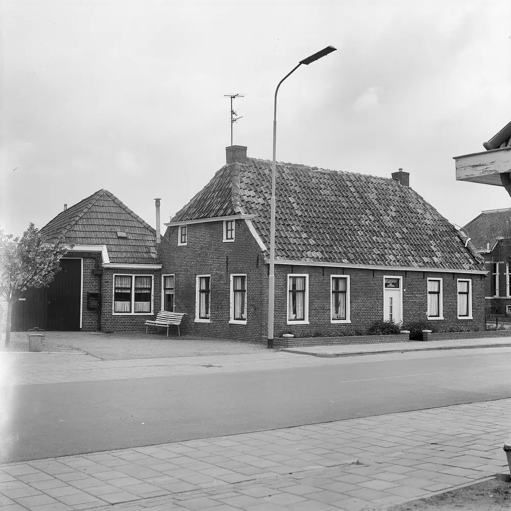 Een straat in Roodeschool op een oude foto: vergelijk de rijscholen in Roodeschool
