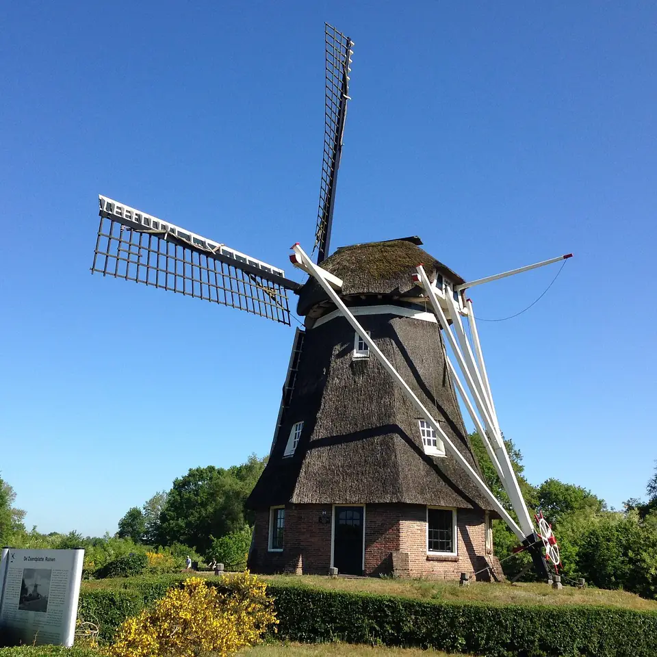 Een molen bij Ruinen, waar je de rijscholen in Ruinen kunt vergelijken