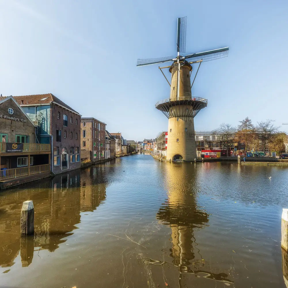 Een molen aan de gracht in Schiedam: alle rijscholen in Schiedam op een rij