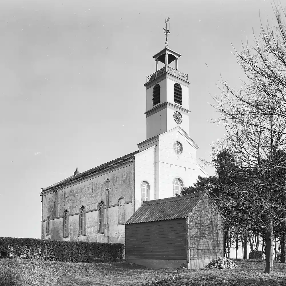 De kerk van Simonshaven op een oude foto, waar je de rijscholen in Simonshaven kunt vergelijken