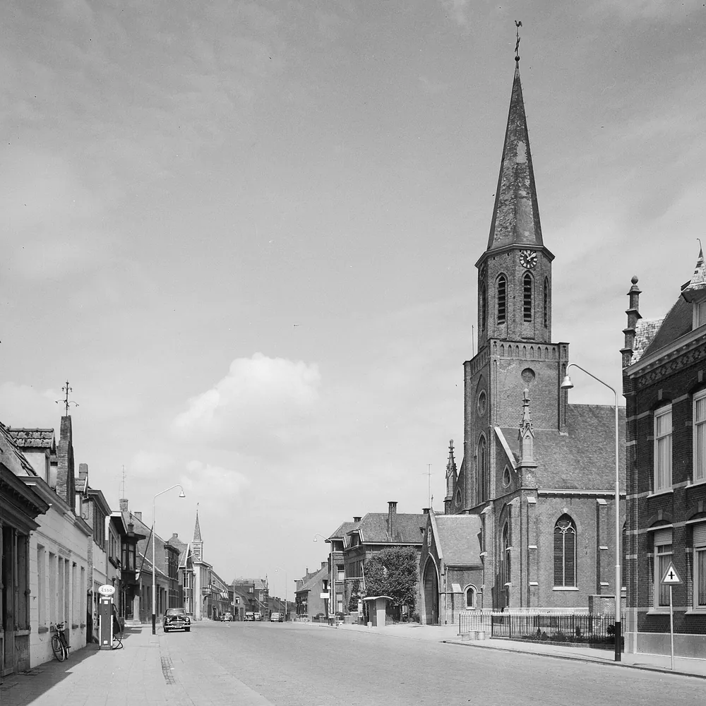 Een straat met de kerk in Sint Jansteen op een oude foto, vlak bij Hulst: alle rijscholen in Hulst op een rij