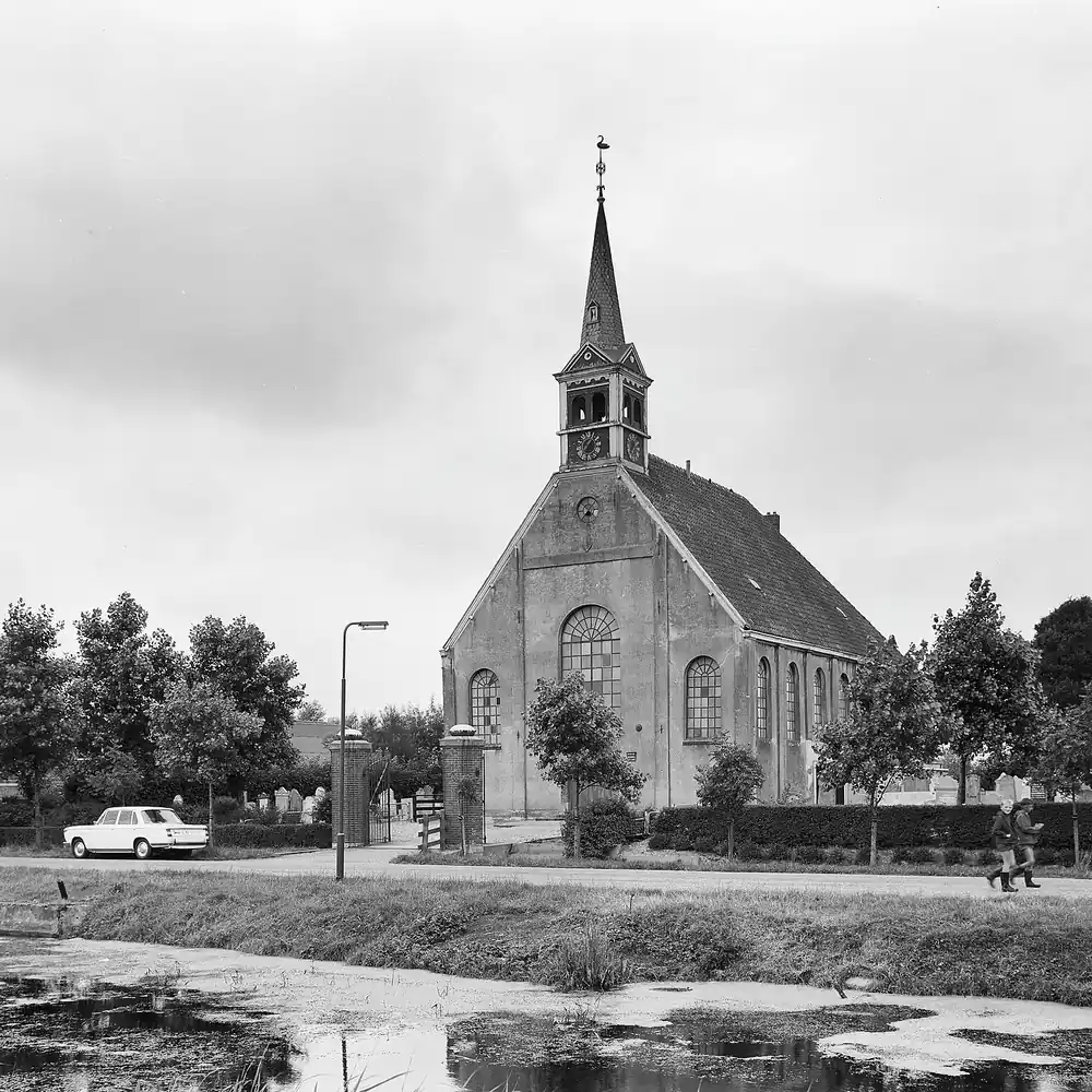 Een kerk in Sint Maartensbrug op een oude foto: alle rijscholen in Sint Maartensbrug op een rij