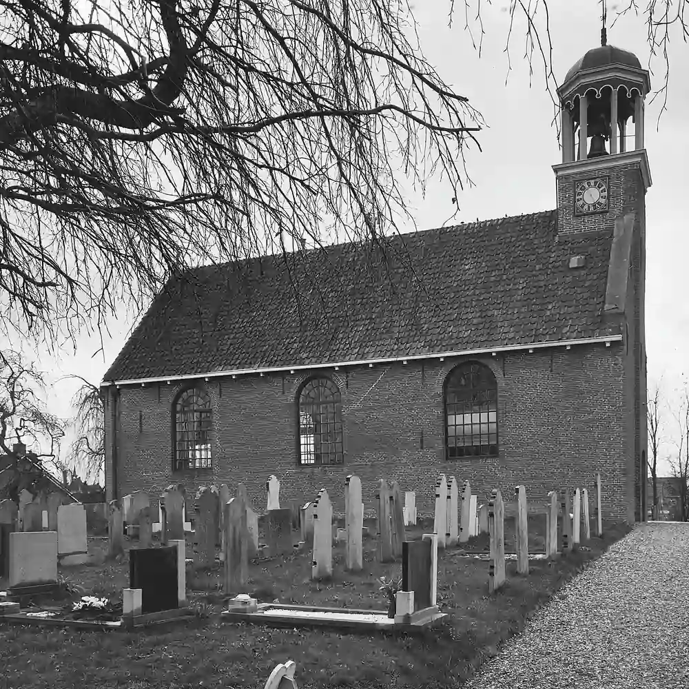Een kerk in Sint Nicolaasga op een oude foto: alle rijscholen in Sint Nicolaasga op een rij