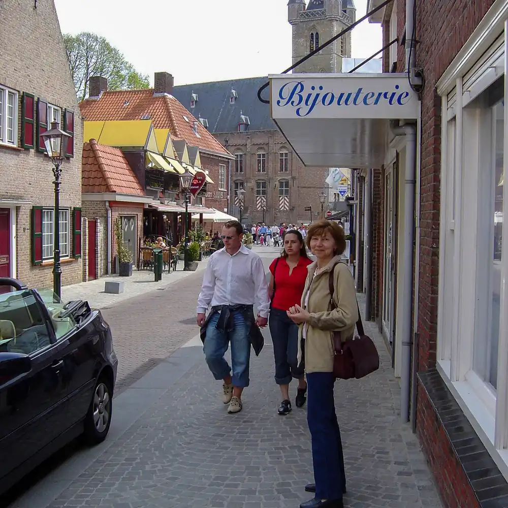 Een straat in Sluis, vlak bij Oostburg: alle rijscholen in Oostburg op een rij