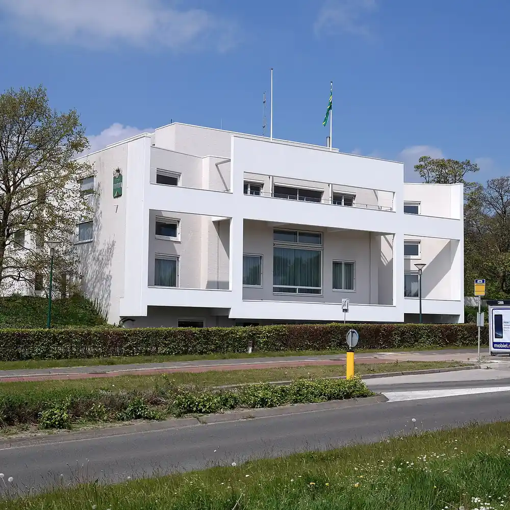 Het gemeentehuis van Soest, waar je de rijscholen in Soest kunt vergelijken