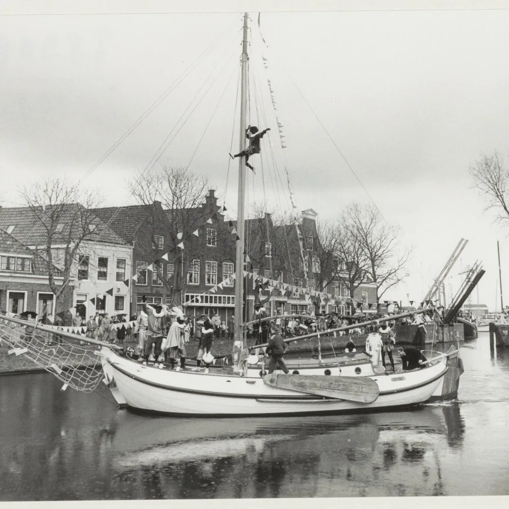 De Kolk in Spaarndam op een oude foto: alle rijscholen in Spaarndam op een rij
