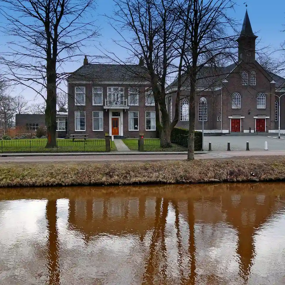 Een kerk aan het kanaal in Stadskanaal: rijscholen in Stadskanaal vergelijken