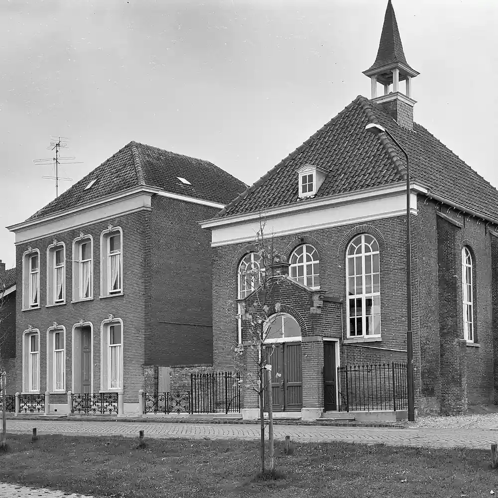 Een gebouw met klokkentorentje in Standdaarbuiten op een oude foto: alle rijscholen in Standdaarbuiten op een rij