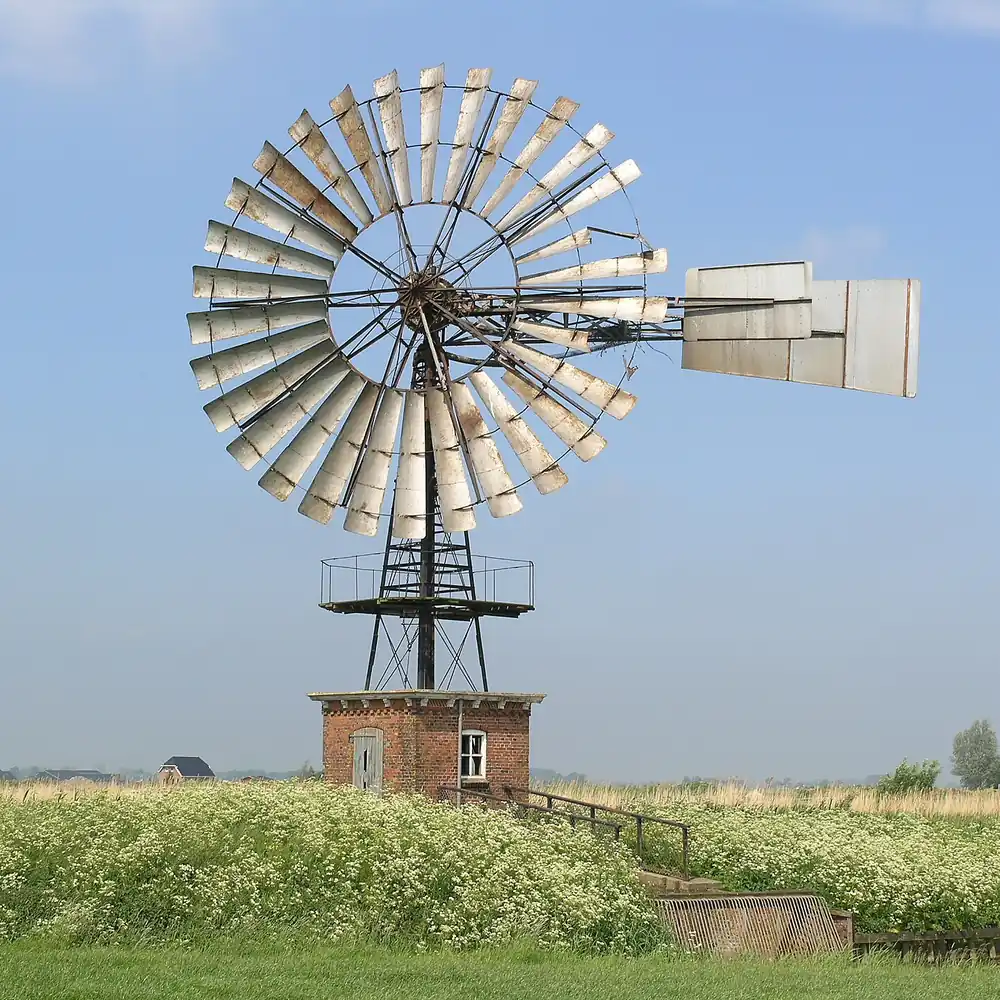 Een Amerikaanse windmotor bij Stroobos, waar je de rijscholen in Stroobos kunt vergelijken
