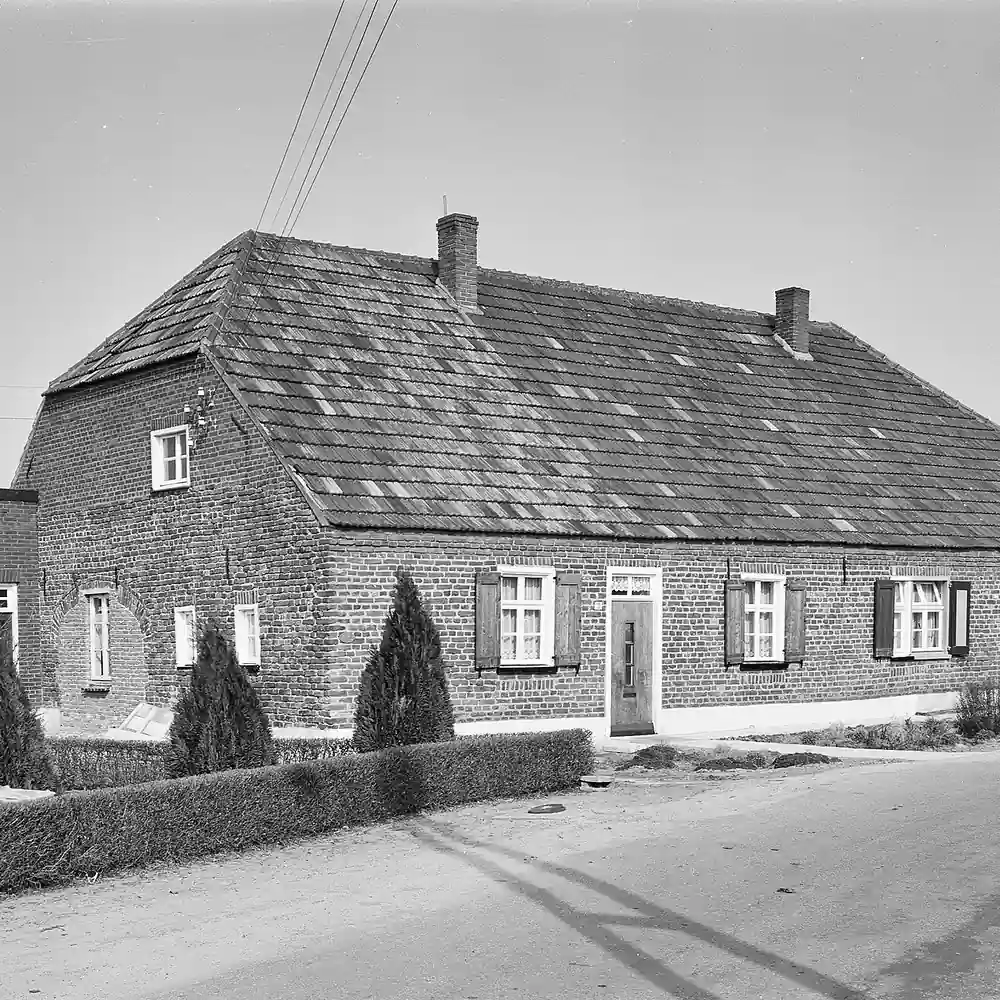 Een boerderij in Swolgen op een oude foto: vergelijk de rijscholen in Swolgen