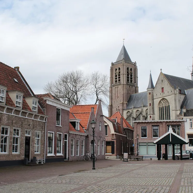 Het marktplein van Tholen: vergelijk de rijscholen in Tholen