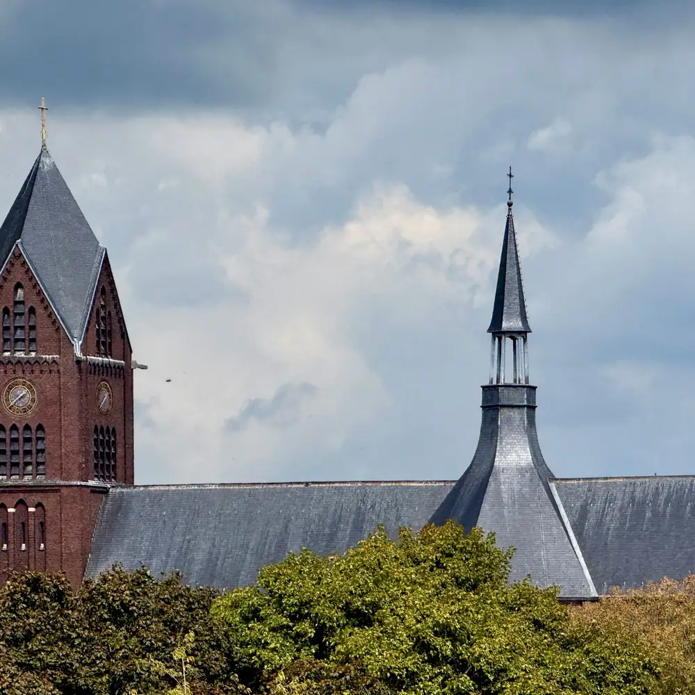 Een historische kerk in Venlo: vergelijk de rijscholen in Venlo