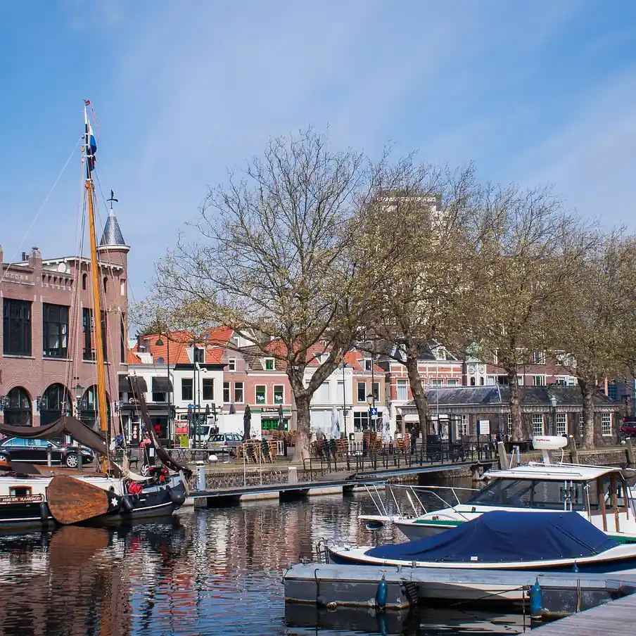 De haven in het centrum van Vlaardingen, vlak bij Pernis: alle rijscholen in Pernis op een rij