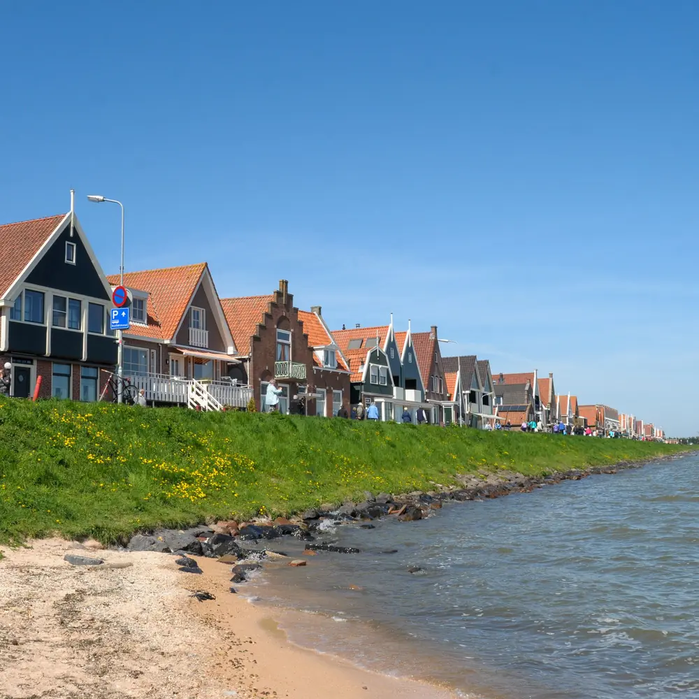Historische huizen aan de dijk van Volendam: rijscholen in Volendam vergelijken