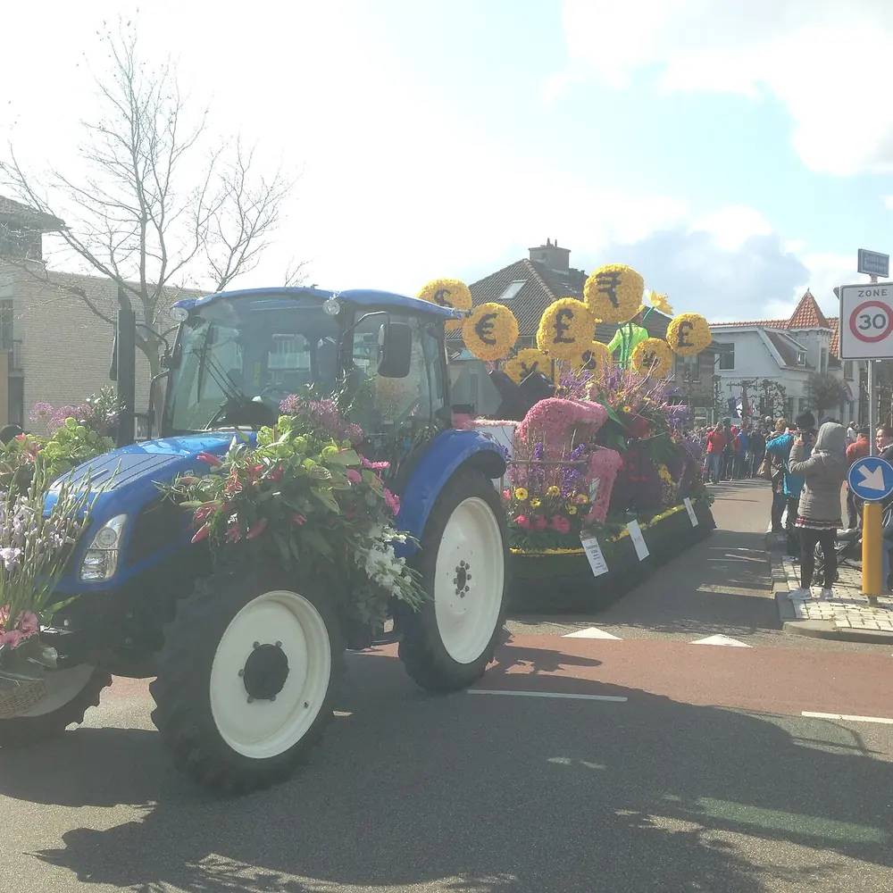 Het bloemencorso in Voorhout, vlak bij Noordwijk: alle rijscholen in Noordwijk op een rij