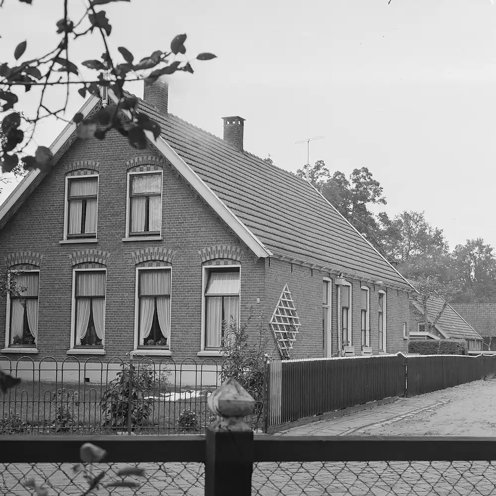 Een boerderij in Vriezenveen op een oude foto: alle rijscholen in Vriezenveen op een rij