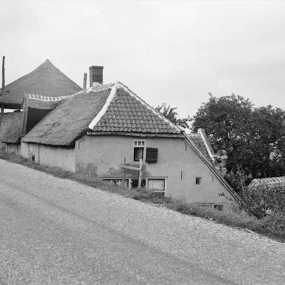 Een boerderij in Vuren op een oude foto: alle rijscholen in Vuren op een rij