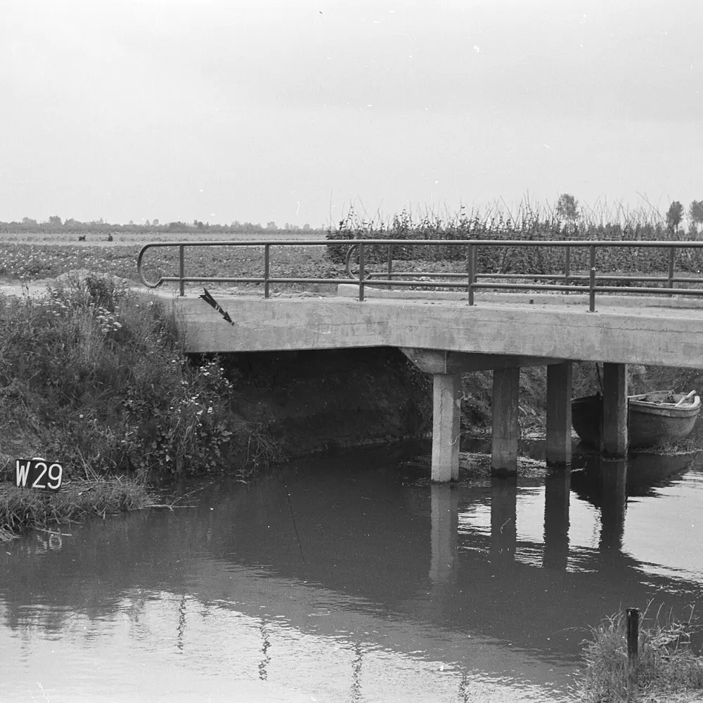 Een brug bij Wamel op een oude foto, waar je de rijscholen in Wamel kunt vergelijken
