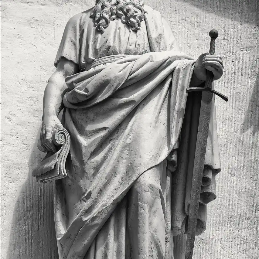 Een heiligenbeeld in de kerk van Westwoud: vergelijk de rijscholen in Westwoud