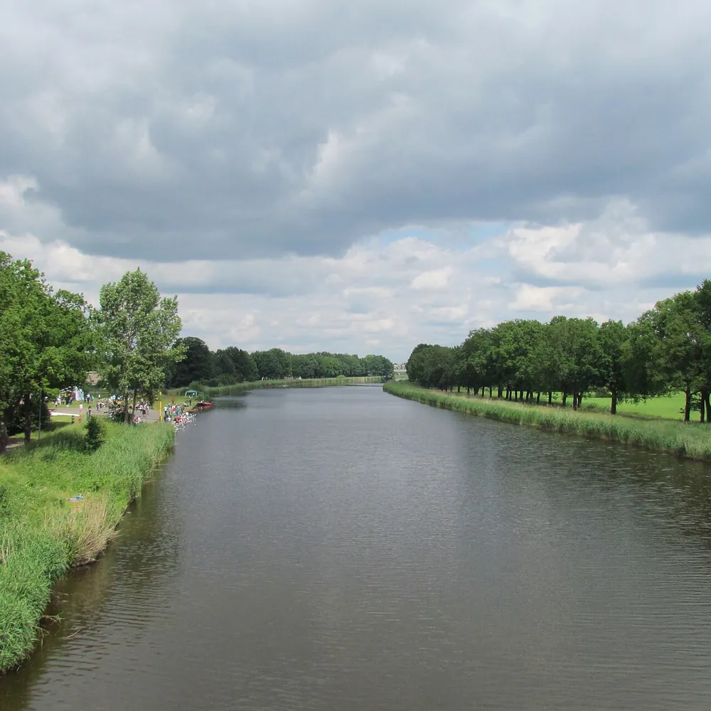 Het Twentekanaal bij Wierden, waar je de rijscholen in Wierden kunt vergelijken