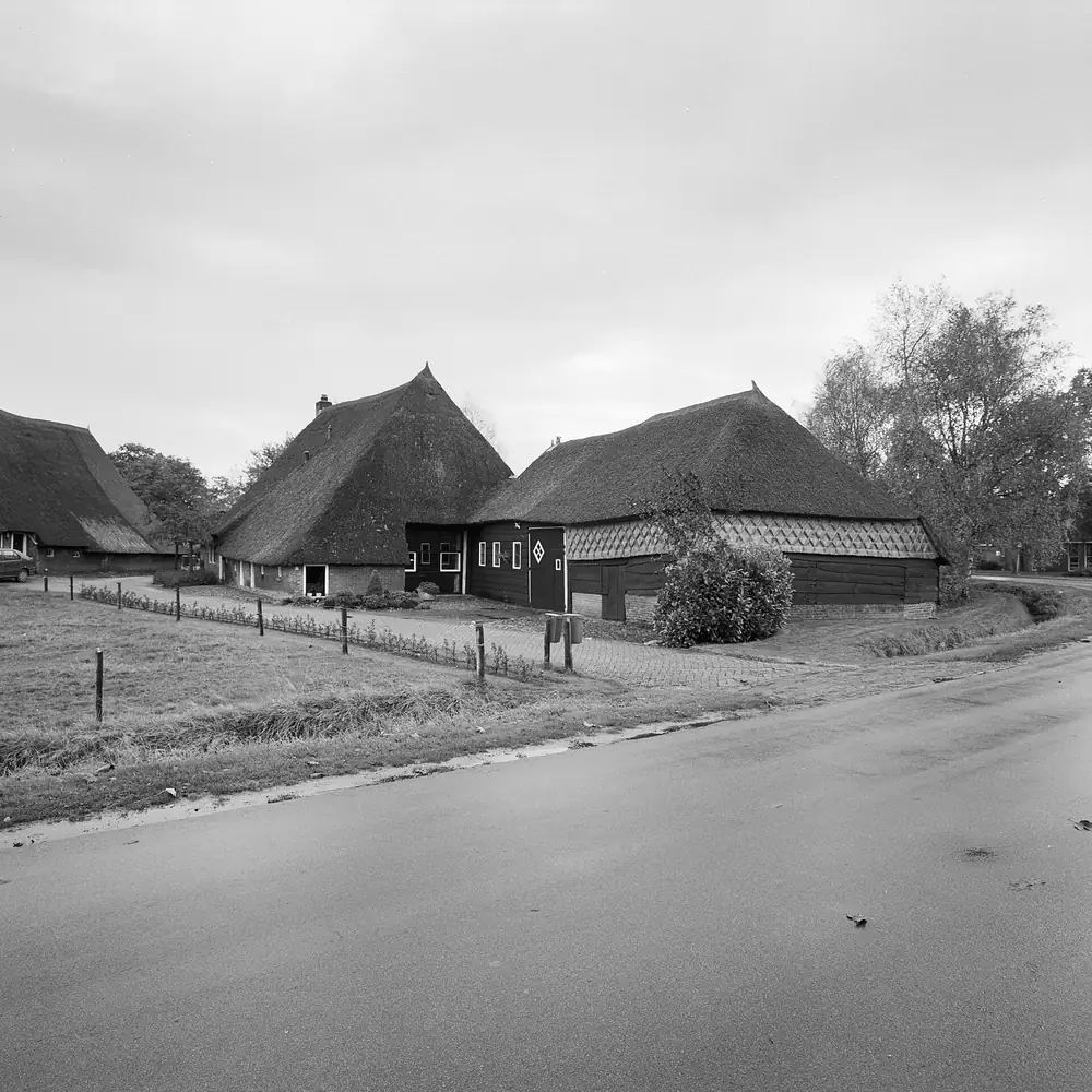 Een boerderij in Wijster op een oude foto: vergelijk de rijscholen in Wijster