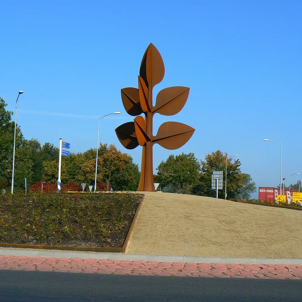 Een kunstwerk langs de weg in Winschoten: vergelijk de rijscholen in Winschoten